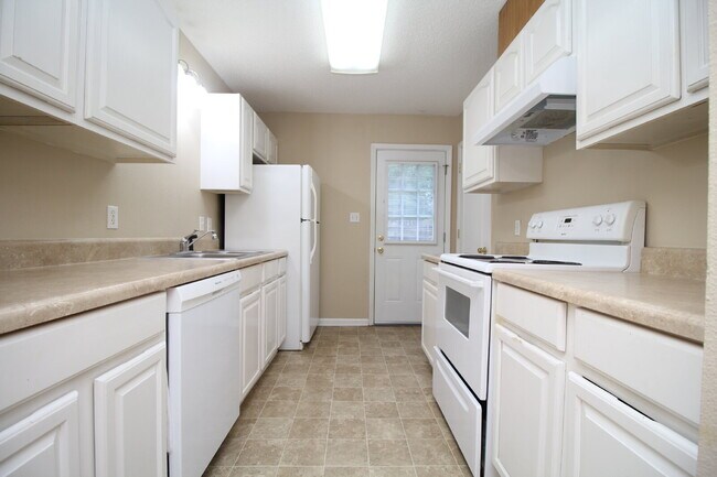 Foto del edificio - 2-Bed, 2-Bath Milton Duplex Minutes from Whiting Field – Pet Friendly with Lawn Maintenance Inclu...