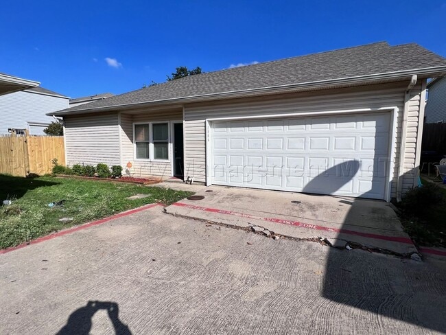 Building Photo - Delightful two-bedroom, one bath single fa...