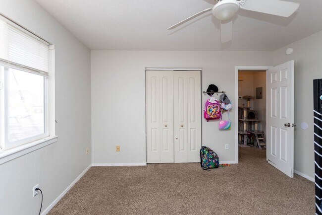 Foto del edificio - Fourplex in great central location!