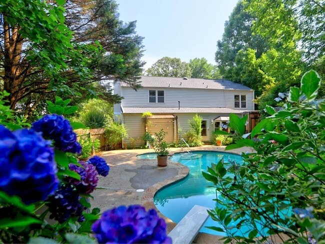 Building Photo - 4512 Woodlawn Lake Dr
