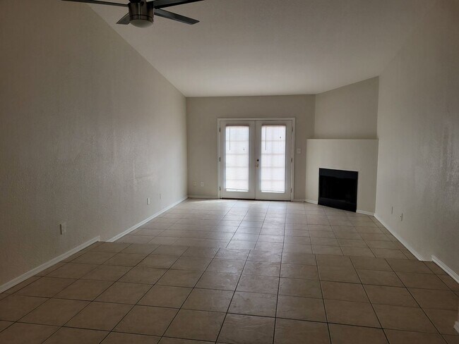 Building Photo - 3 Bed 2 Bath Town Home In Gated Community!