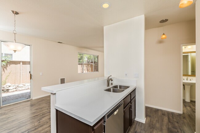 Building Photo - 135 Alicia Way