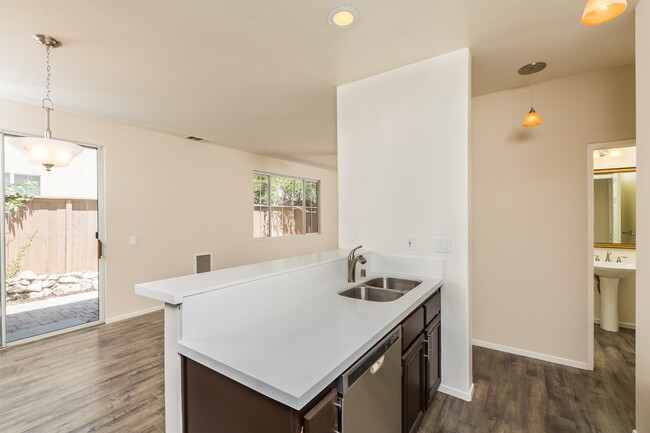 Building Photo - 3 bedroom townhome in Oceanside