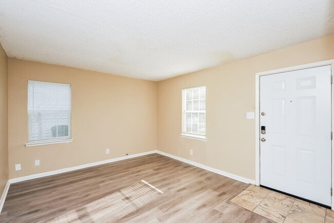 Building Photo - 824 Renfro Dr