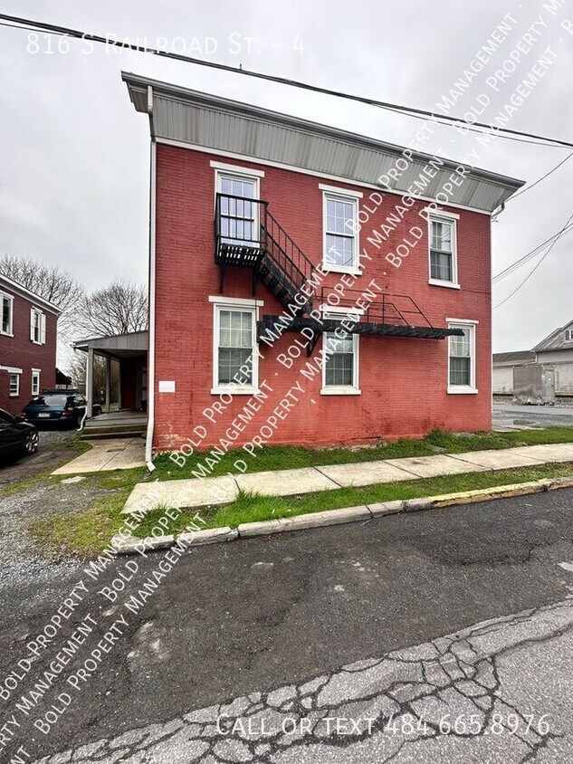 Foto principal - 816 S Railroad St