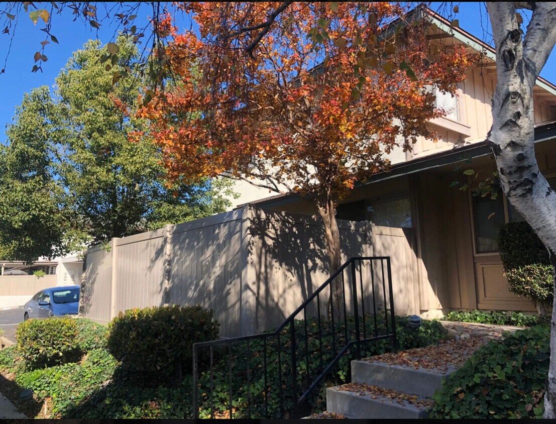 1793 E Avenida de las Flores, Thousand Oaks, CA 91362 Townhome
