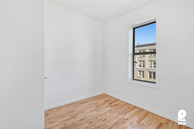 Building Photo - 490 E 189th St