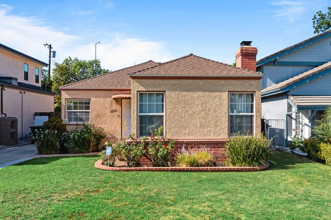 Building Photo - 15235 La Maida St