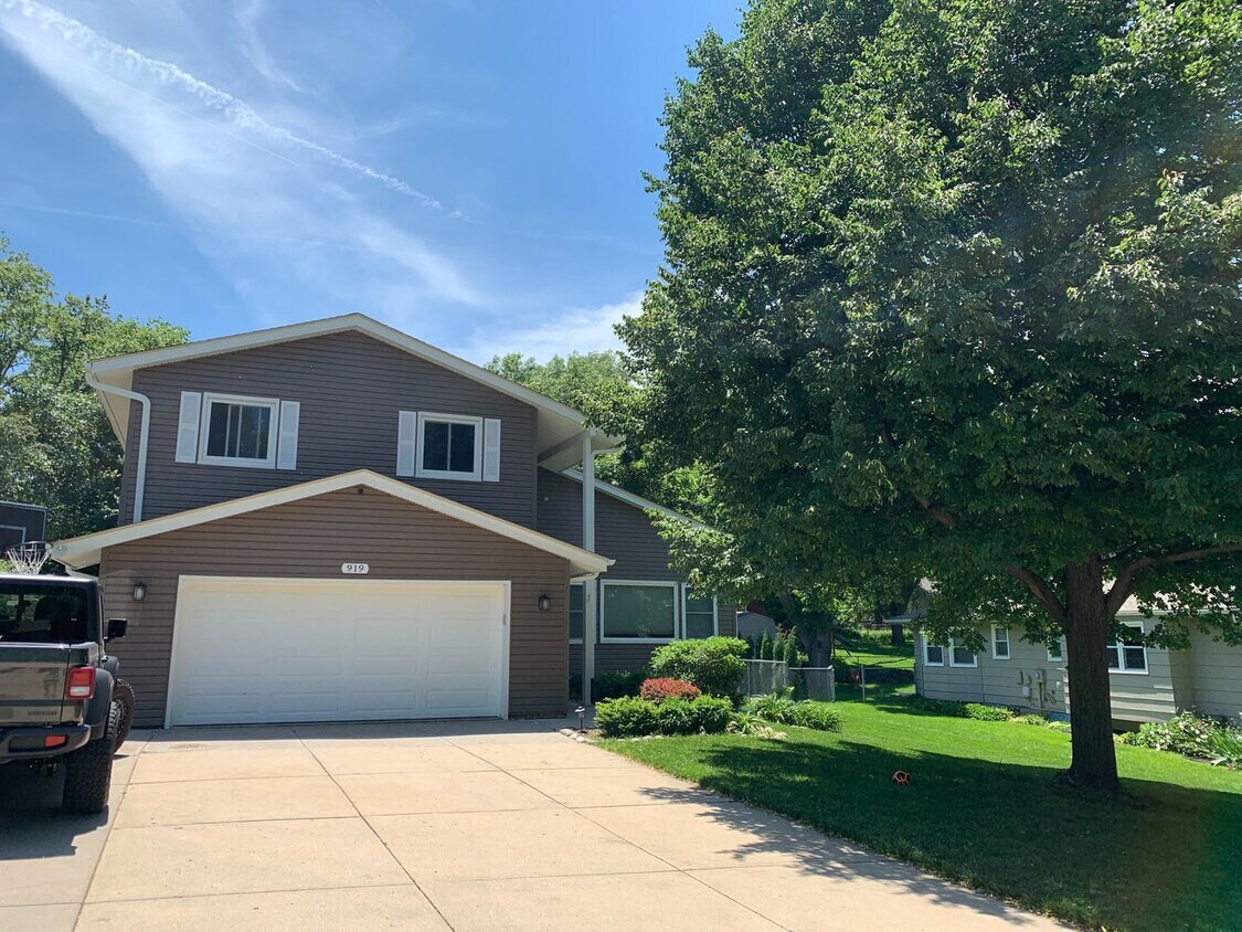 Primary Photo - Home For Rent in Papillion