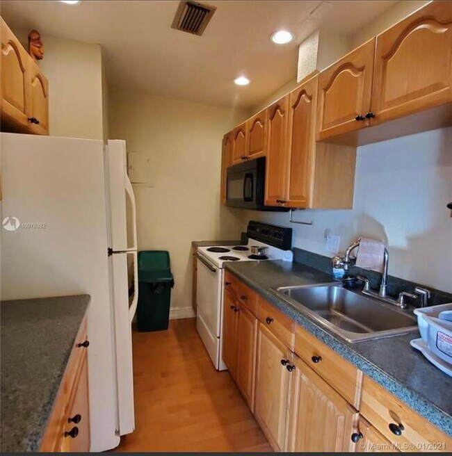 Foto del edificio - 3715 NW 84th Ave