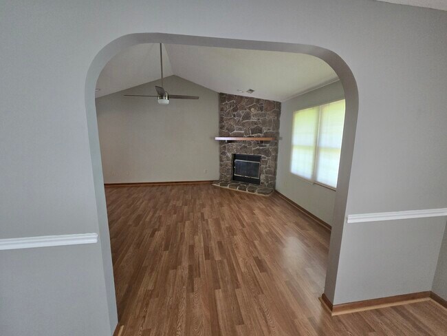 Vista del salón con chimenea - 3700 Falmouth Dr