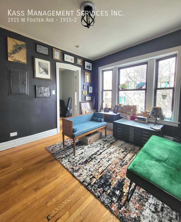 Primary Photo - Beautiful Ravenswood 1 Bed + Den with Livi...