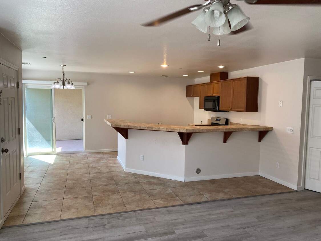 Foto principal - Three Bedroom Condo in Tulare