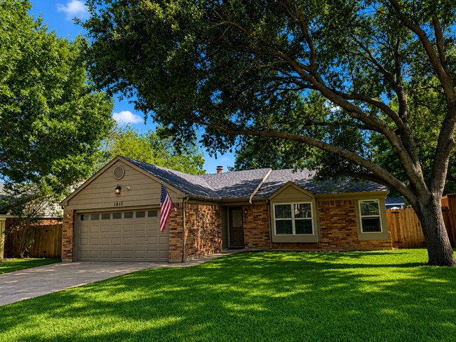 Minutes from Historic Downtown Grapevine with a Sparkling Pool Retreat! - Minutes from Historic Downtown Grapevine with a Sparkling Pool Retreat! House