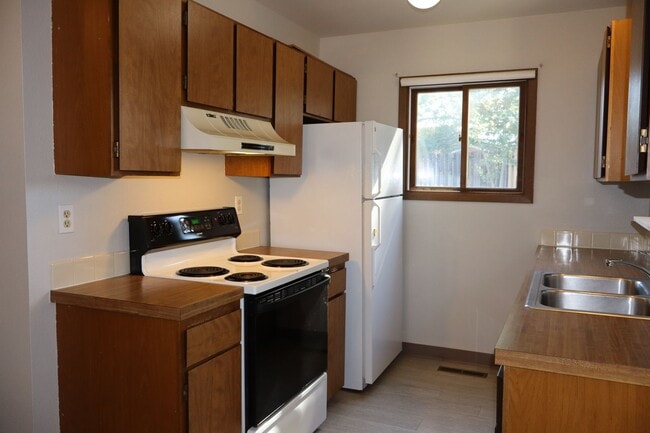 Building Photo - Charming 2-Bedroom Home with Fenced Yard &...