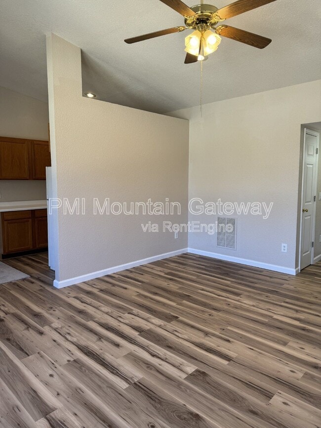 Building Photo - 131 Primrose Dr