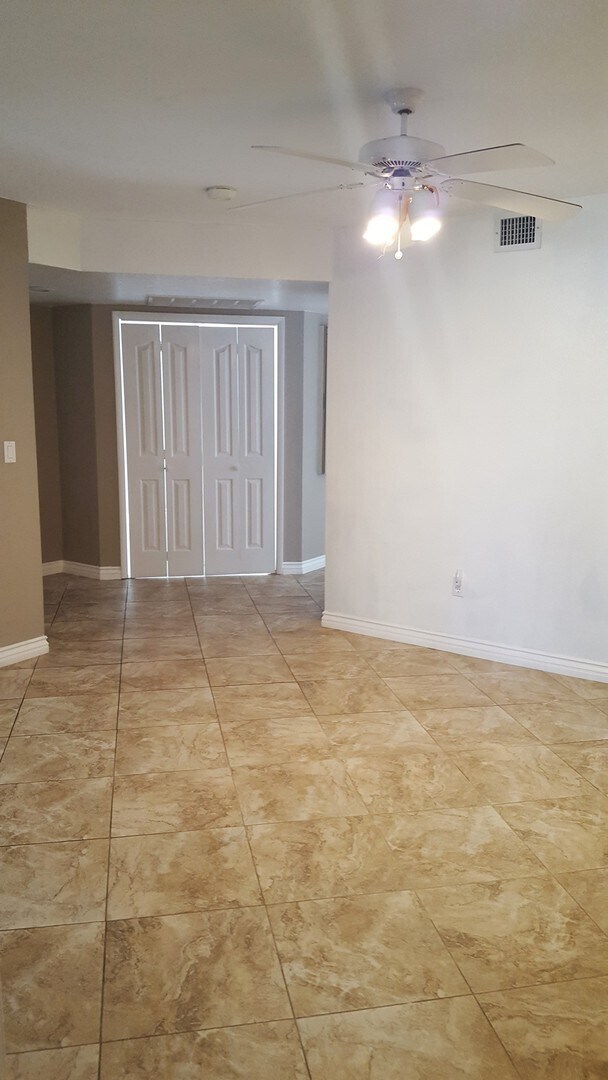 Foto del edificio - Three Bedroom Southwest Condo, Tile, Ground Floor
