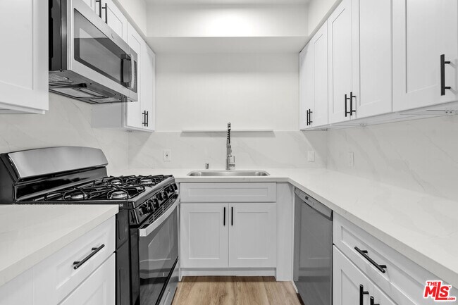 Foto del edificio - 7825 W Manchester Ave