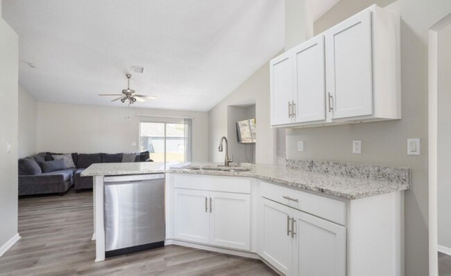 Building Photo - 670 Londonderry Cir SE