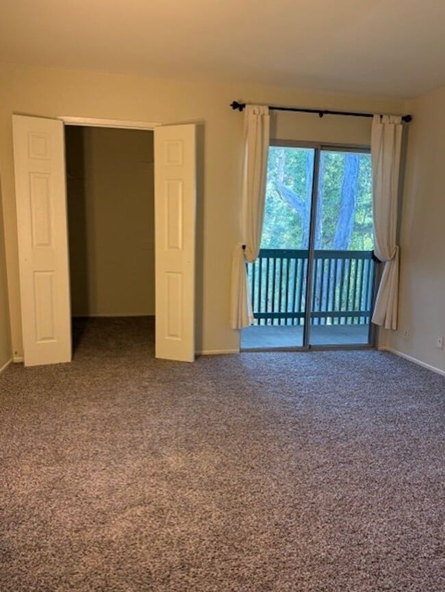 Building Photo - Top floor, 1 Bedroom, 1 Bath Condo in Ston...