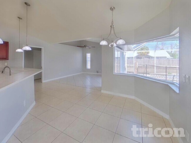 Foto del edificio - 4090 W Price Blvd