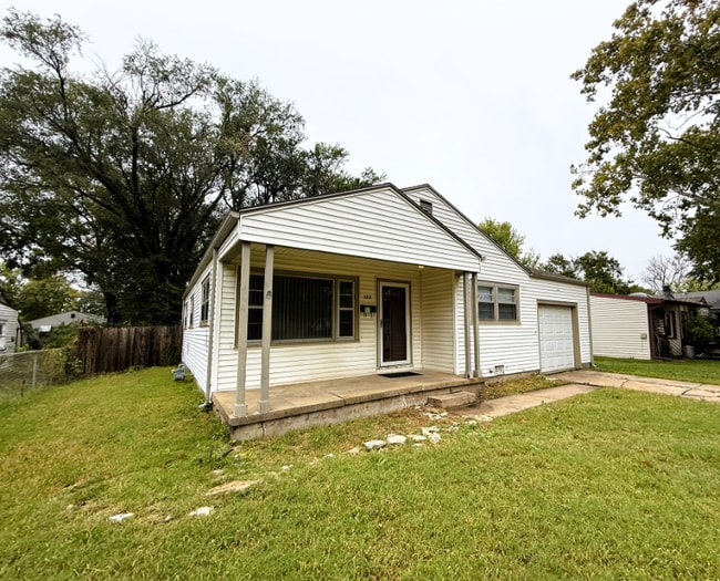 Building Photo - 3157 S Elizabeth Ave
