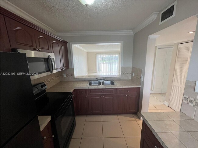 Foto del edificio - 8560 N Sherman Cir