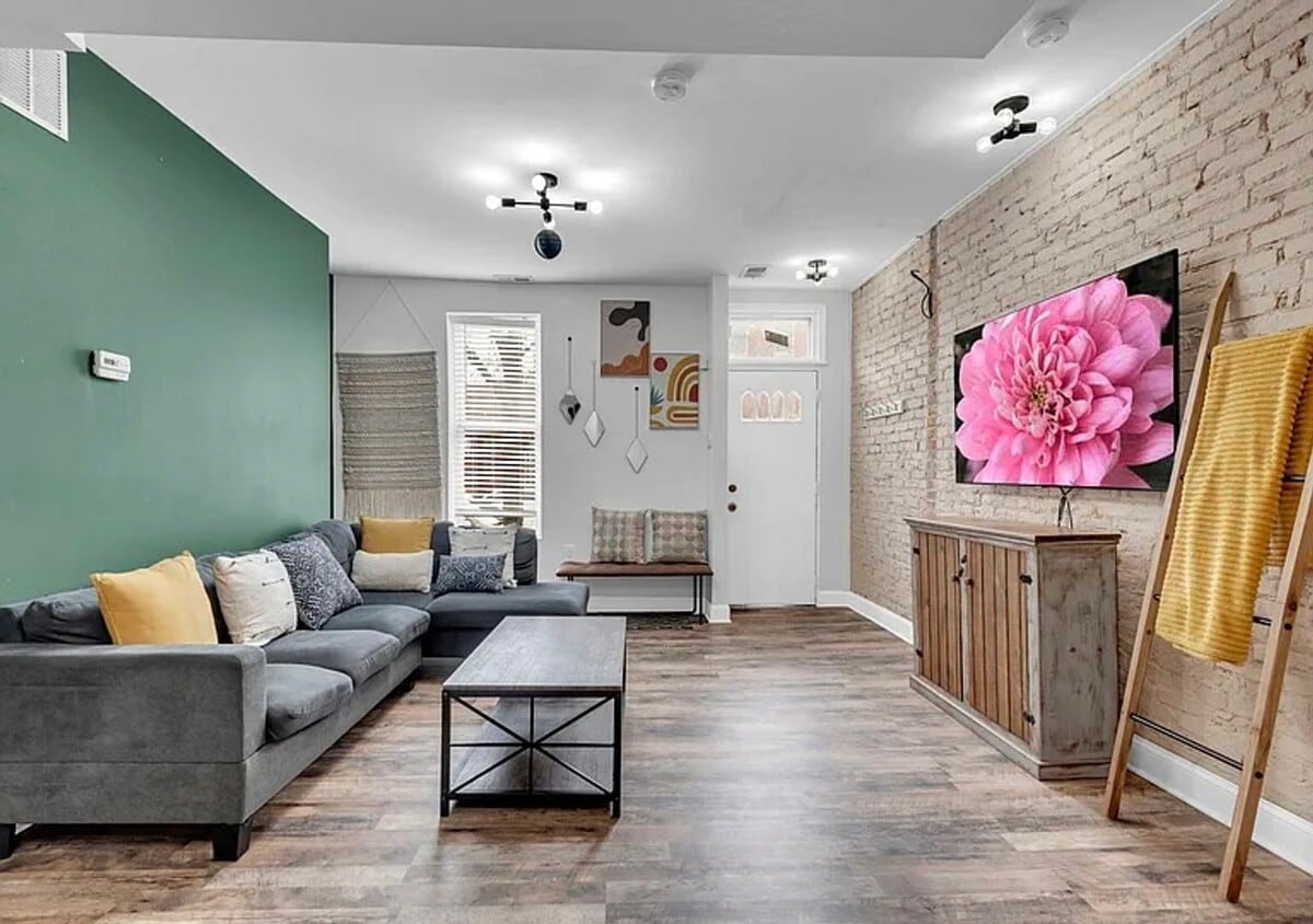 Primary Photo - Beautifully Renovated Townhome in Mt. Vern...