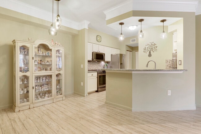 Building Photo - 10103 Myrtlewood Cir W
