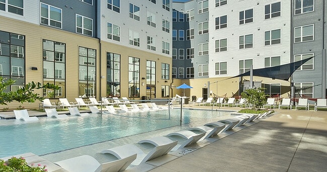 Swimming-Pool-01-Park-Place-Waco - Park Place Waco Apartments