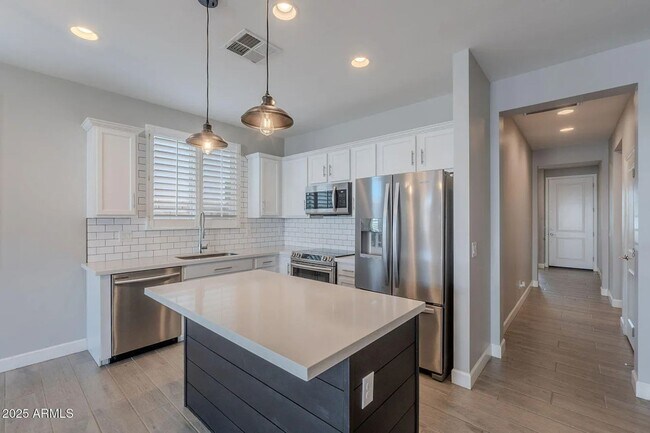 Foto del edificio - 598 Hazelnut Ln