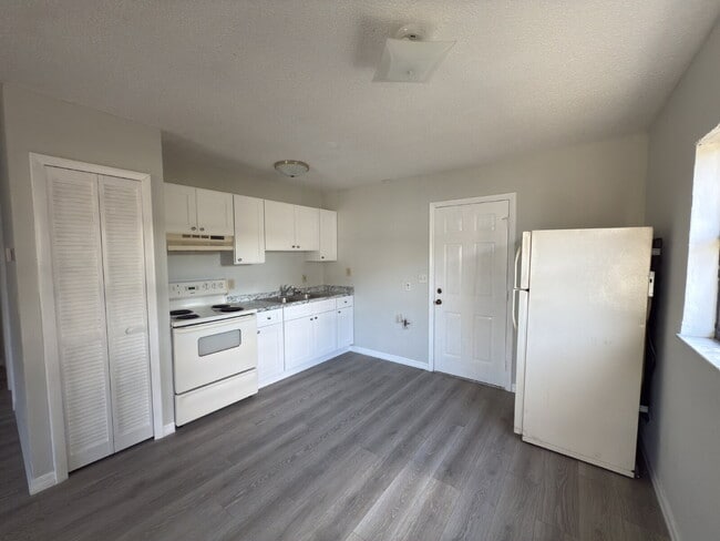 Foto del edificio - 2-Bedroom / 1 Bathroom