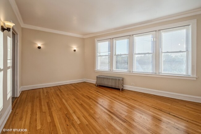 Building Photo - Spacious Beverly 1 Bedroom, Heat & Gas Inc...