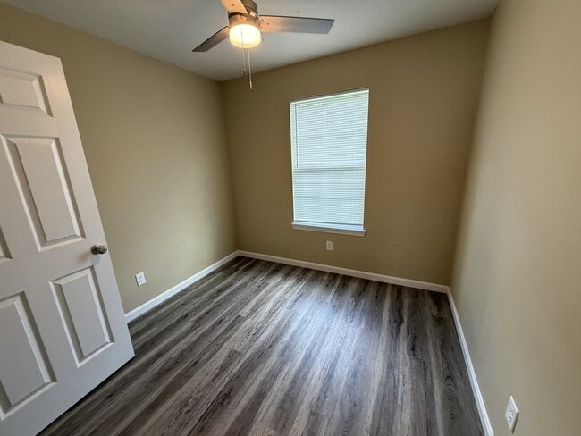 Building Photo - 285 Pineview Dr