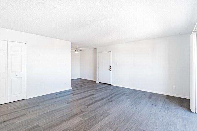 Foto del edificio - Vibrant Newly Remodeled 2 Bed 1 Bath Condo...