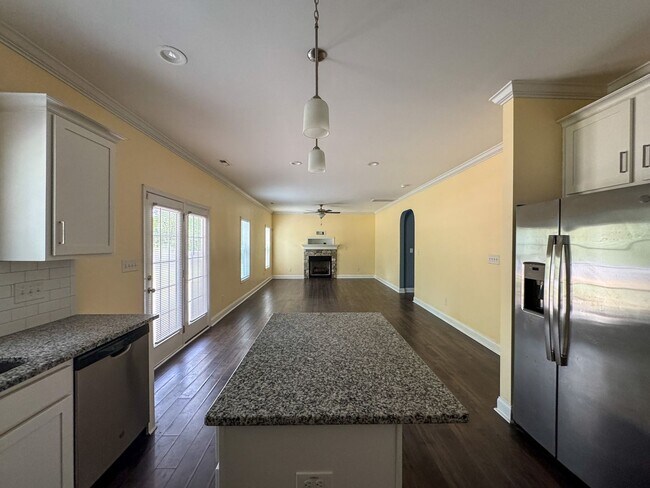 Foto del edificio - Beautiful 4 Bed 2.5 Bath Home with Fenced Backyard