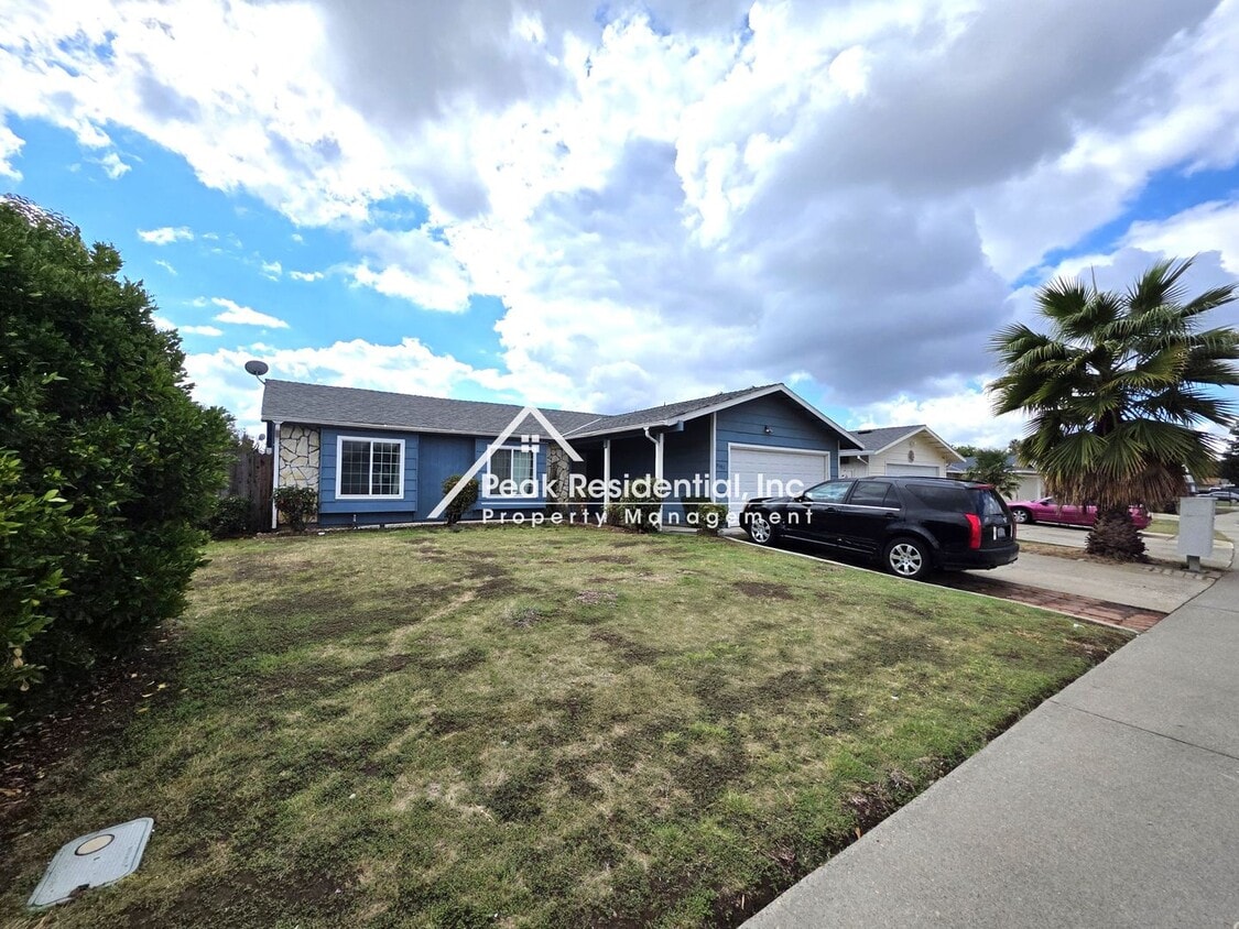 Primary Photo - Very Nice 4bd/2ba House with 2 Car Garage