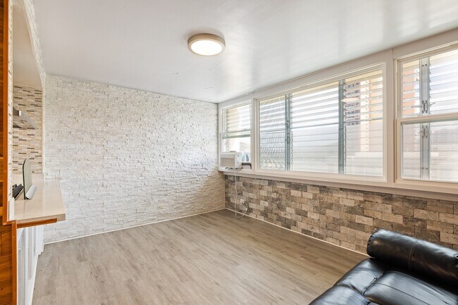 Foto del edificio - 2 Bed / 1 Bath 1 Parking , Community Pool , Electricity, Water, Sewer & Gas Included, Secured Bui...