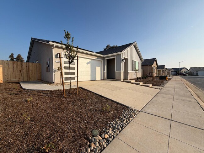 Building Photo - 2173 N Renn Ave