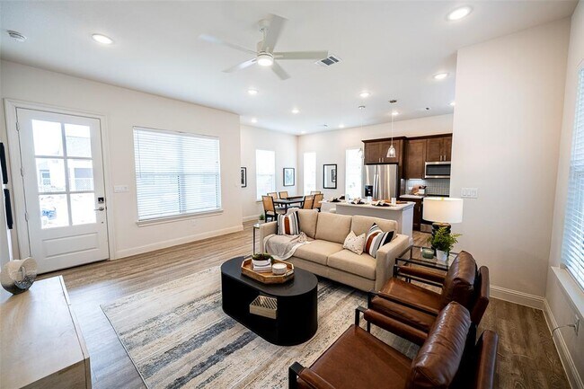 Building Photo - 14915 Gardenberry Ln