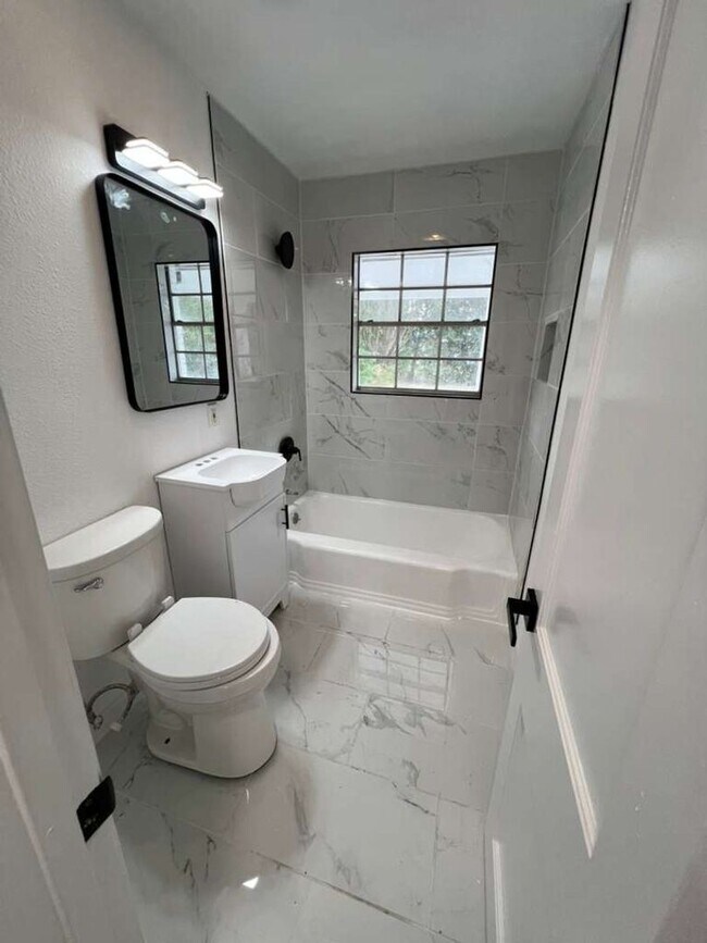 Foto del edificio - Gorgeous all renovated Home in Houston, TX!.