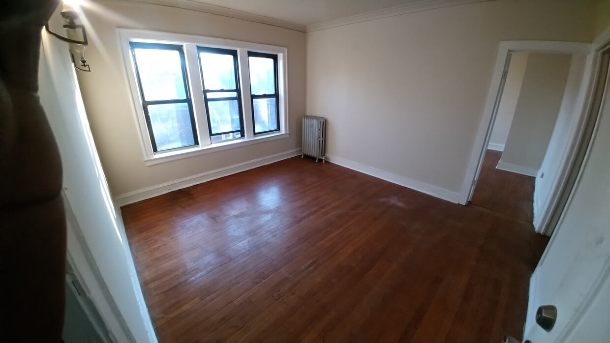 Primary Photo - Big and Bright 2 bed - Appliances, Hardwoo...