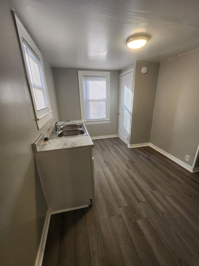 Building Photo - WESTSIDE 2 BEDROOM DUPLEX on Harding and 2...