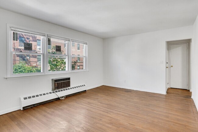 Building Photo - Spacious and Sunny Convertible 3 Bedroom A...