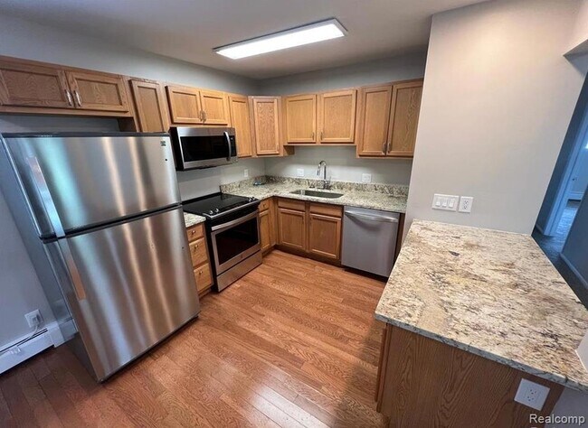 Foto del edificio - 2445 Torquay Ave