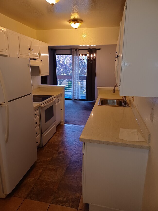 Kitchen - 922 Beach Park Blvd