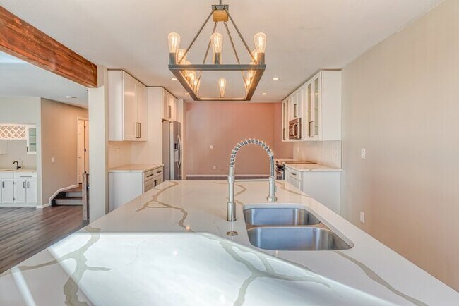 Building Photo - Fully Renovated Townhome on the 16th Green!