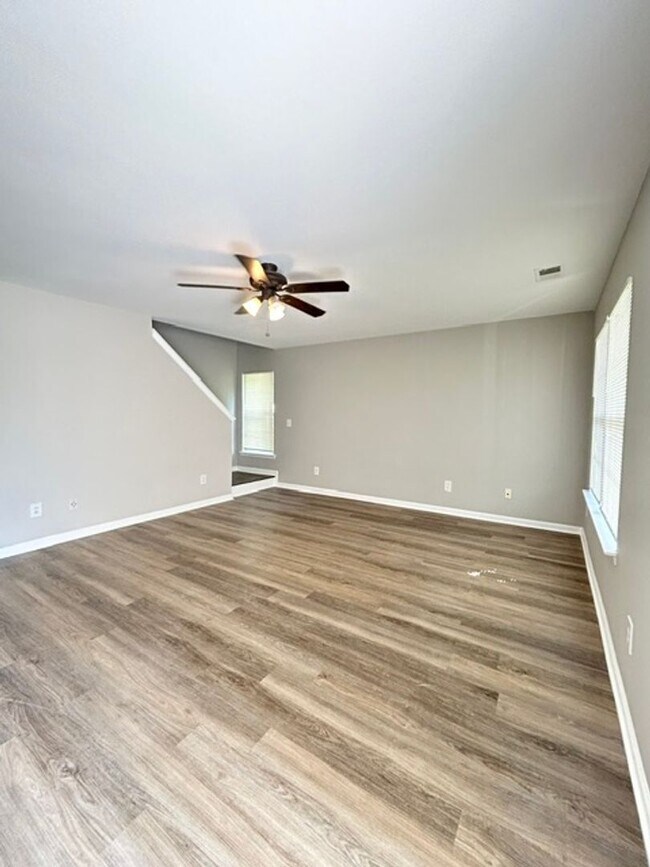 Foto del edificio - UPDATED 4 BEDROOM HOME IN LEXINGTON'S SPRING KNOLL