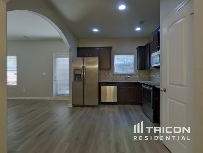 Foto del edificio - 4470 Ravenwood Dr