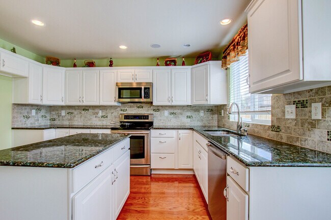 Building Photo - Impeccable 5 Bedroom Home with Mountain Views